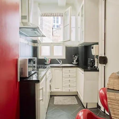 Charming Parisian Flat With Eiffel Tower Views