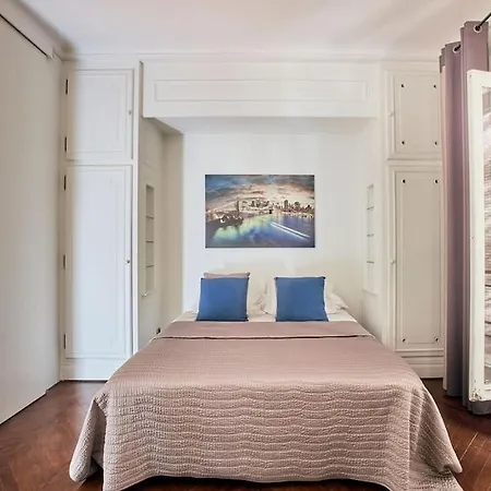 Charming Parisian Flat With Eiffel Tower Views Paryż