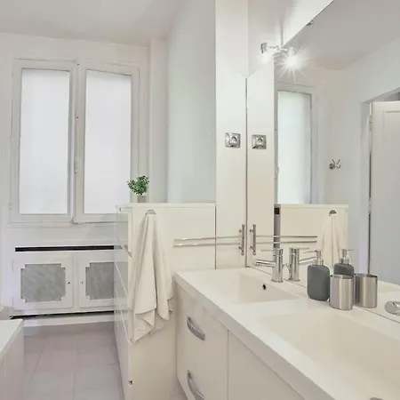 Charming Parisian Flat With Eiffel Tower Views شقة *