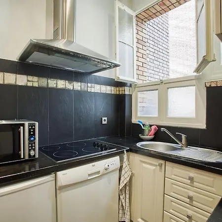 Charming Parisian Flat With Eiffel Tower Views *